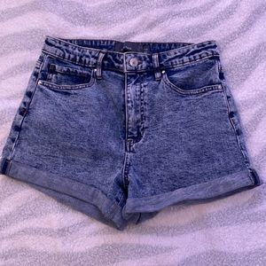 Cute trendy Indigo Rising jean shorts!